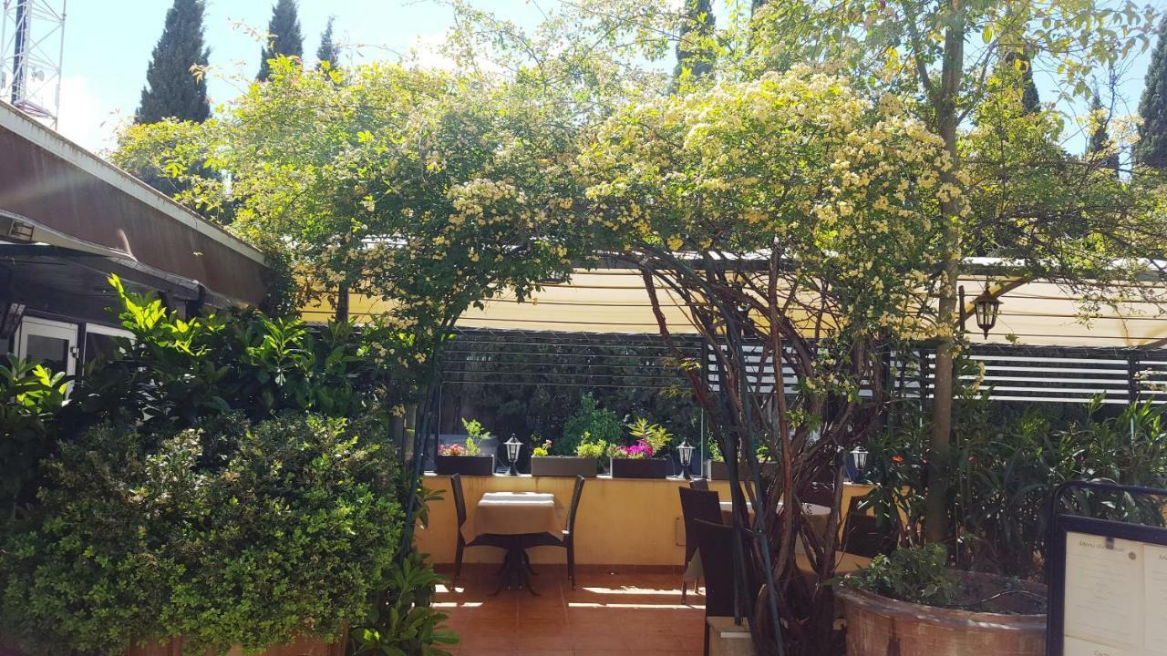 Logis Hotel - Restaurant Residence Les Cedres Villeneuve-les-Avignon Luaran gambar